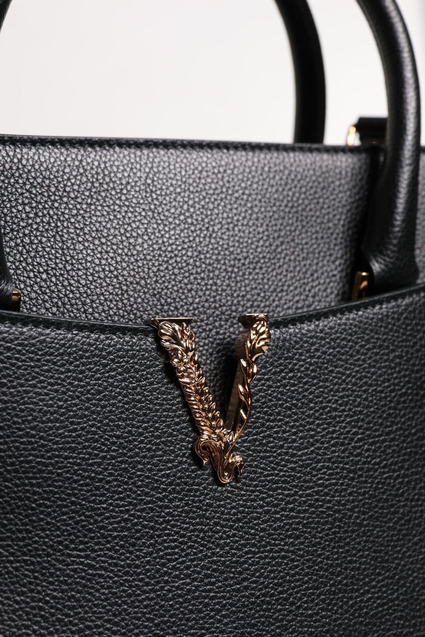 Versace Schwarze große Leder-Umhängetasche mit Schultergriff