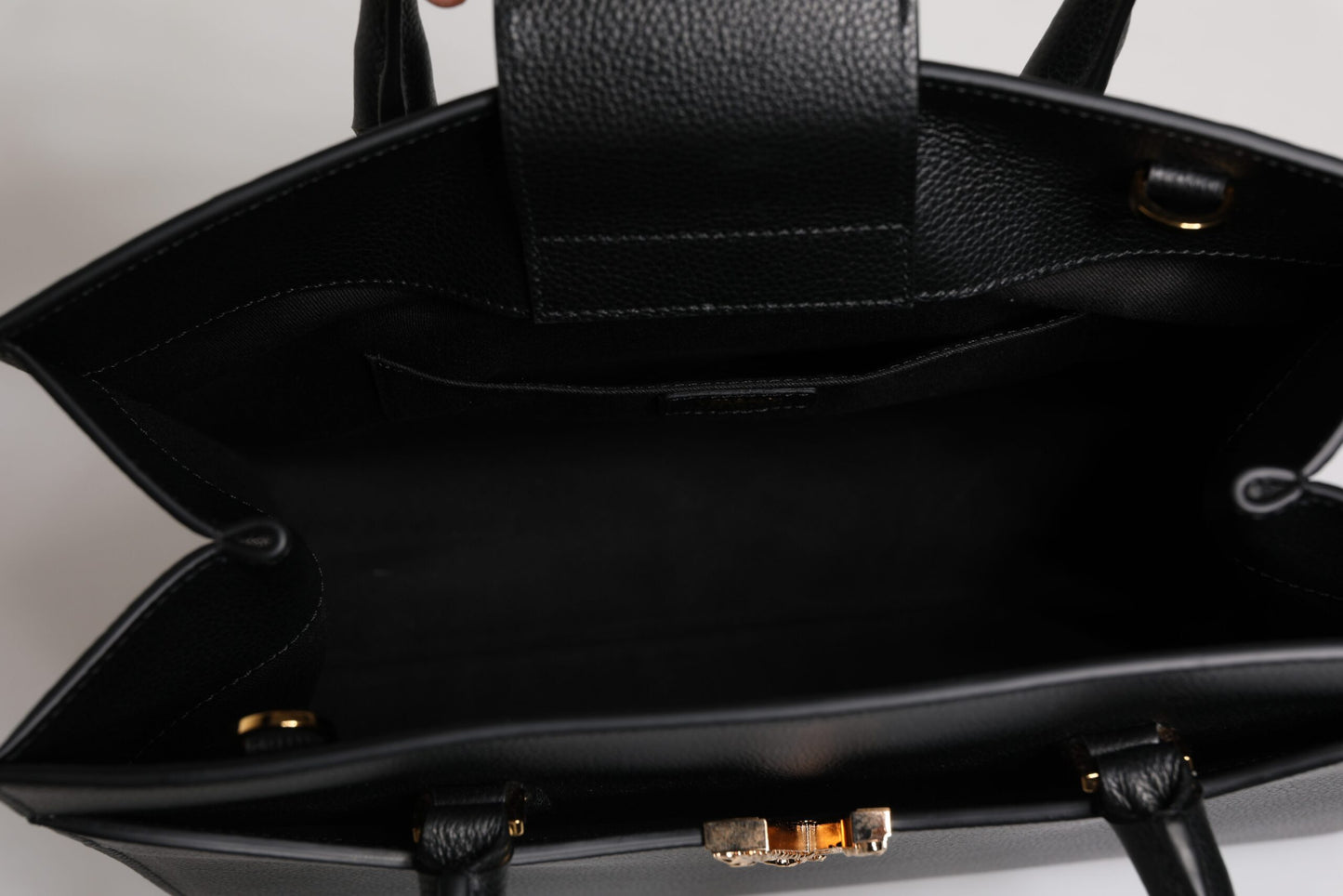 Versace Schwarze große Leder-Umhängetasche mit Schultergriff