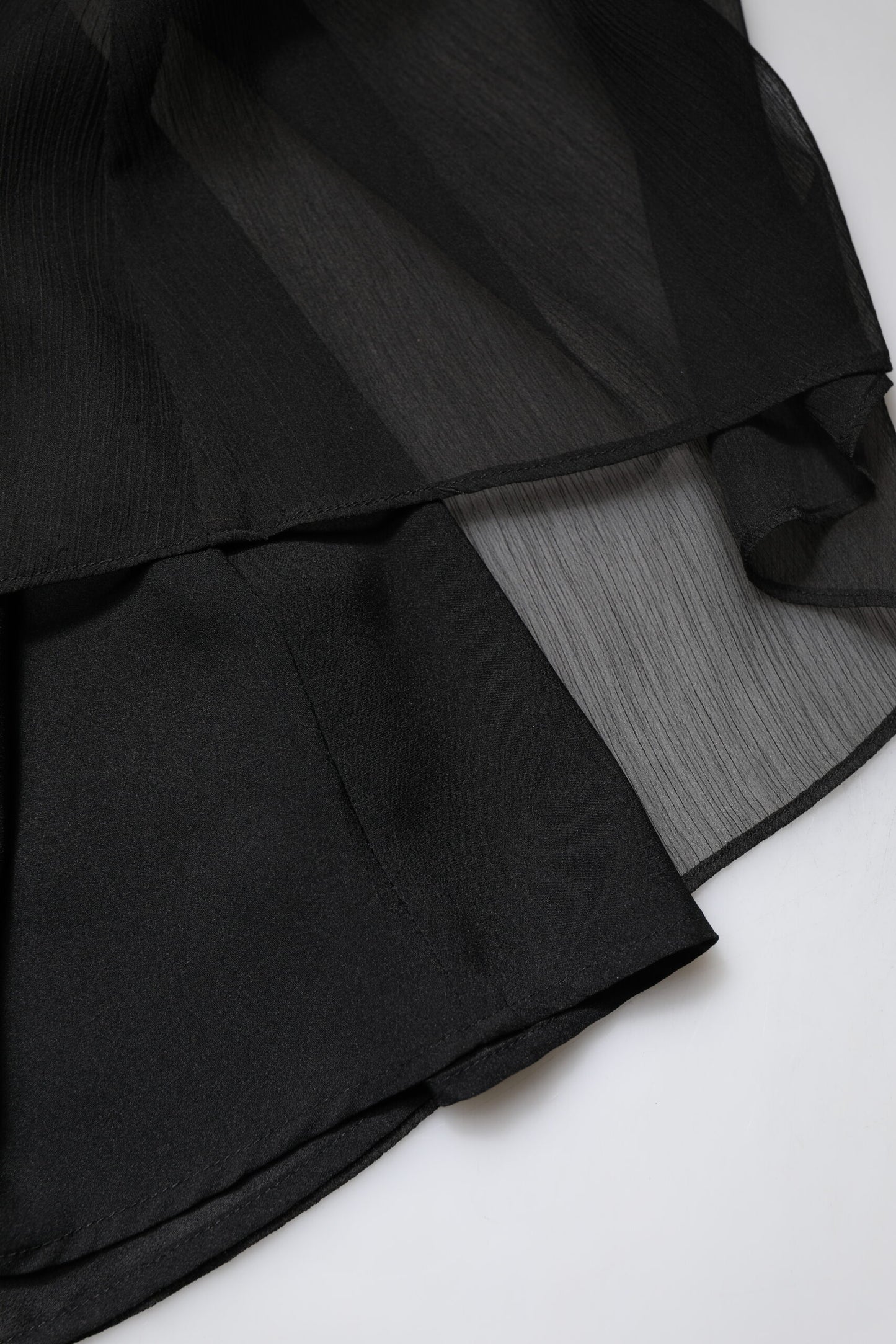 Marciano by Guess Schwarzes ärmelloses langes Kleid aus Tüll und Perlen
