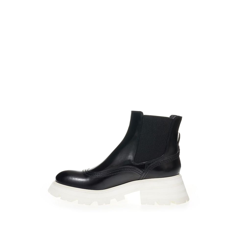 Elegant leather boots in timeless black