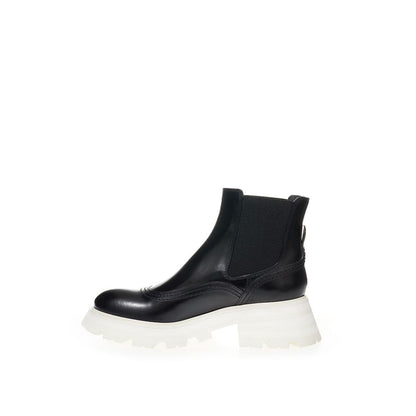 Elegant leather boots in timeless black