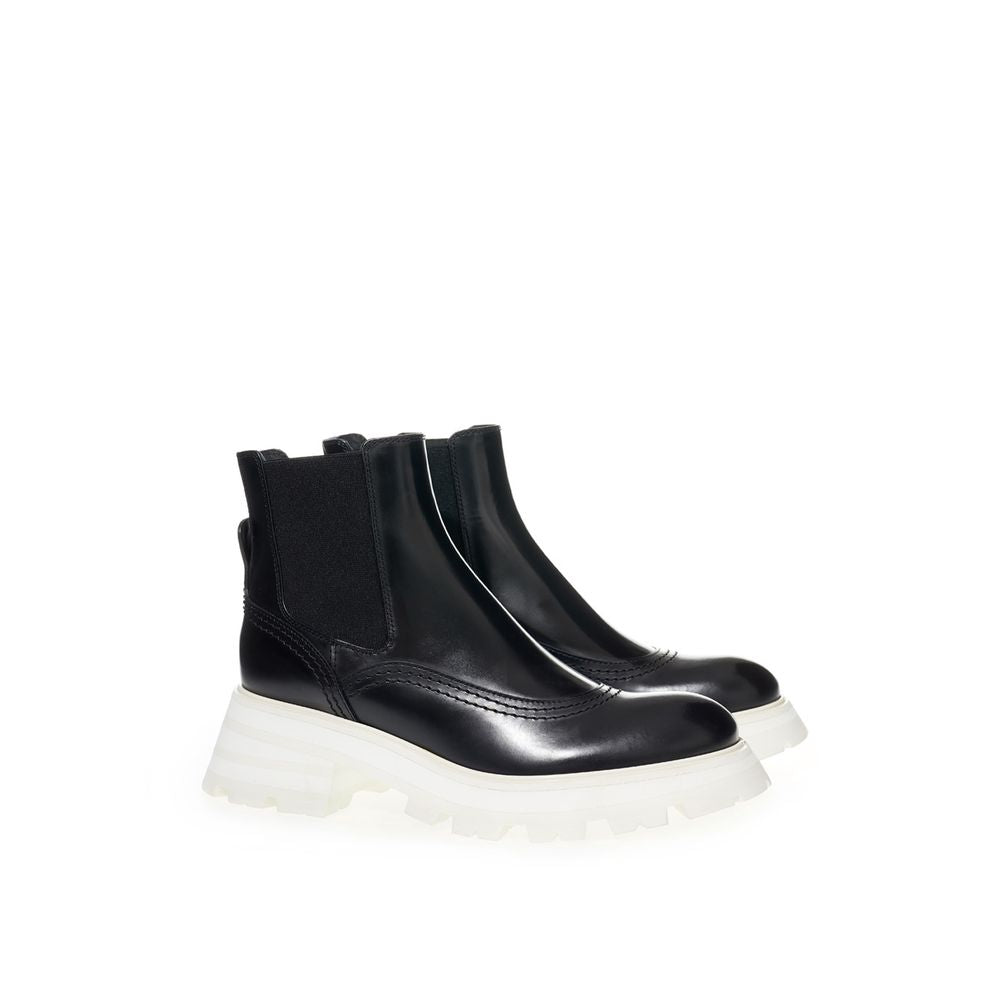 Elegant leather boots in timeless black