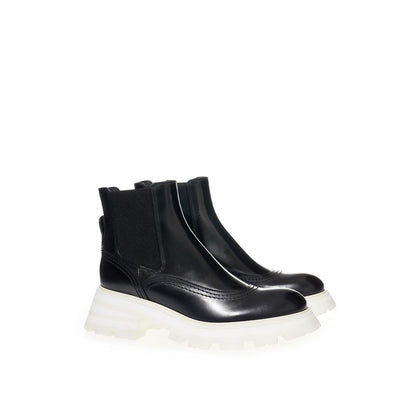 Elegant leather boots in timeless black