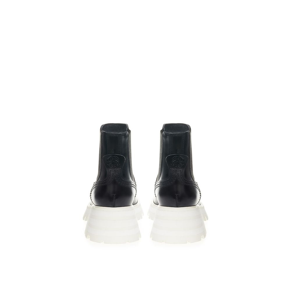 Elegant leather boots in timeless black