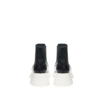 Elegant leather boots in timeless black